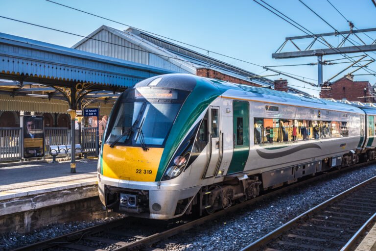 Train_In_Connolly_Station_-_Dublin_-_panoramio